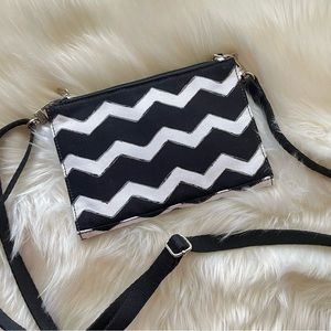 NWOT THIRTY-ONE Small Crossbody Wristlet Wallet Purse